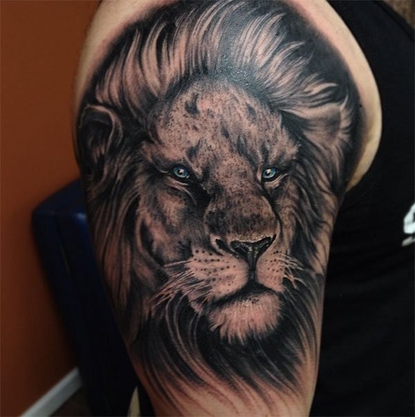 肩部棕色细致的狮子头纹身图案