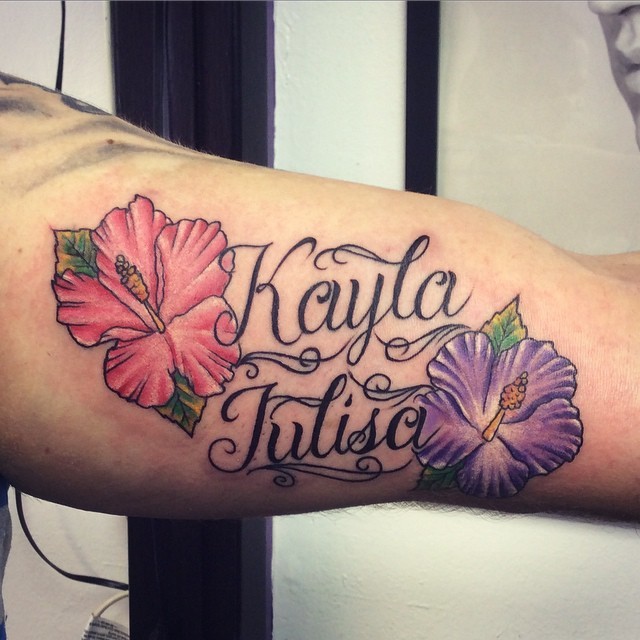 手臂彩色芙蓉花与英文字母纹身图案