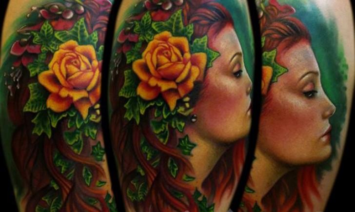 肩部彩色女人肖像与鲜花纹身图案