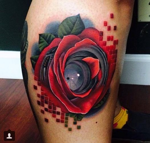 腿部彩色玫瑰花与水珠纹身图案