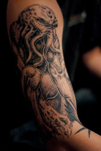 手臂黑灰章鱼怪纹身图片