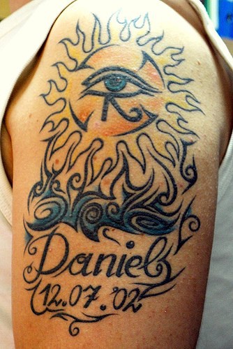 肩部彩色神秘符号与太阳纹身图片