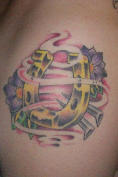 背部彩色马蹄铁与花朵纹身图片