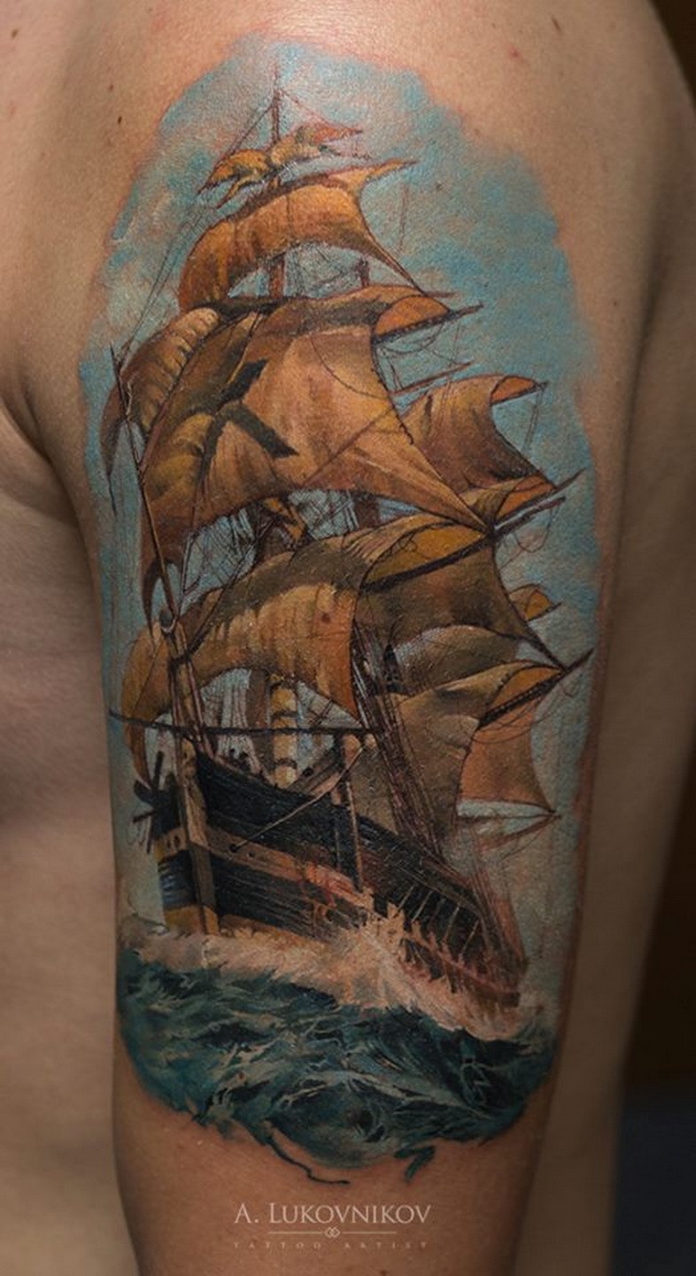 现实主义风格的彩色肩膀帆船纹身图案