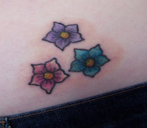 腰部彩色三色花朵纹身图案