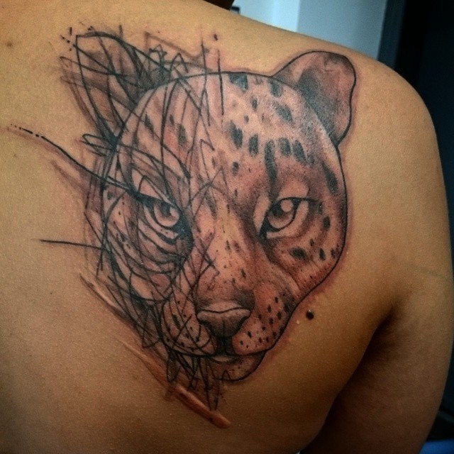 肩部棕色有趣的豹子纹身图案
