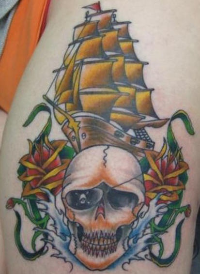 腿部彩色骷髅和海盗船纹身图案