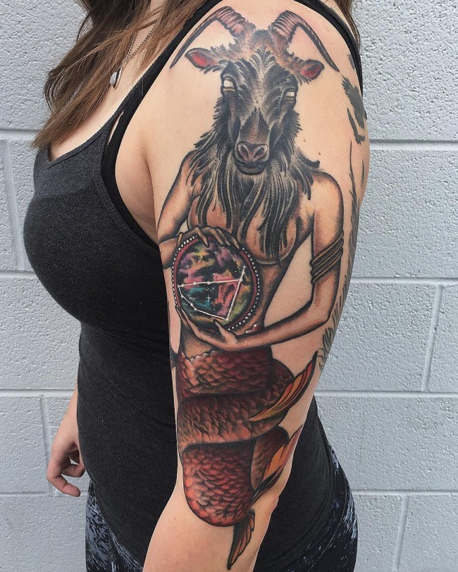 女性肩部彩色摩羯纹身图案