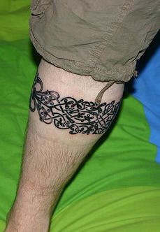 腿部黑色小花朵图腾纹身图案