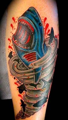 腿部彩色大鲨鱼在漩涡里的纹身图案