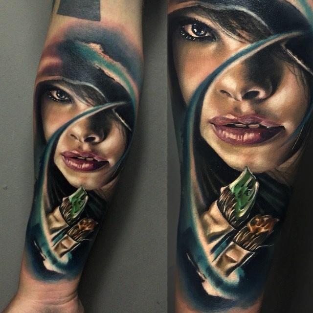 手臂现代传统彩色女人肖像与蛇纹身