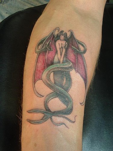 手臂彩色九头蛇美人鱼纹身图案