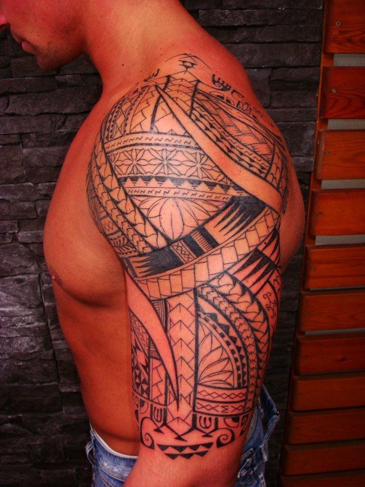 男性肩部波利尼西亚图腾纹身图案