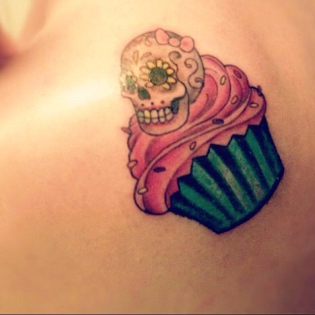 背部彩色墨西哥风格的头骨与蛋糕纹身