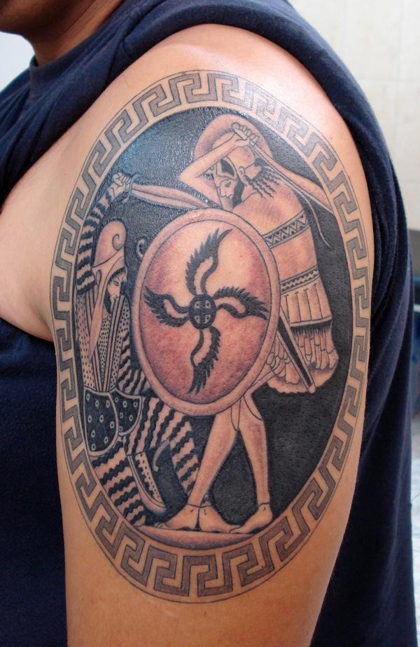 肩部大圆圈形状的彩色丑角战士纹身图案