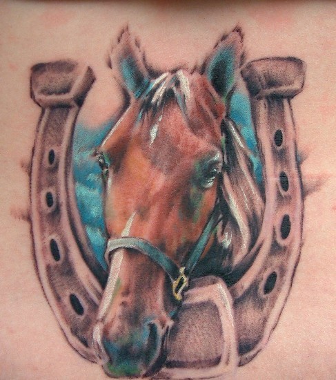 彩色幸运的马蹄铁和马纹身图案