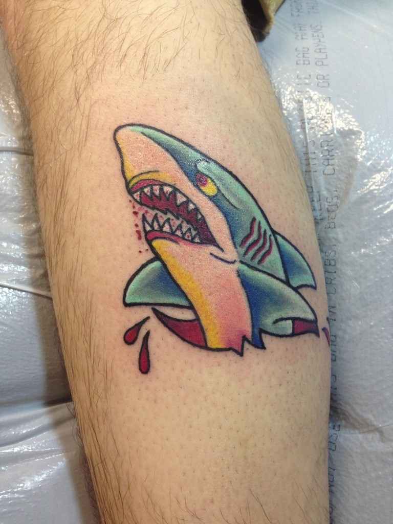 腿部彩绘卡通小鲨鱼纹身图案