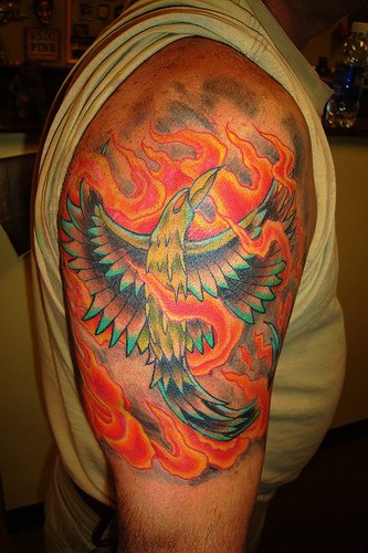 肩部彩色燃烧中的凤凰纹身图案
