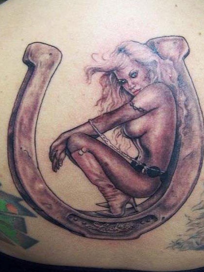 背部棕色马蹄铁和性感夫人纹身图片