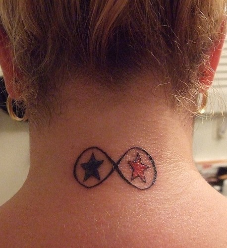 女性脖子上的无限符号纹身图案