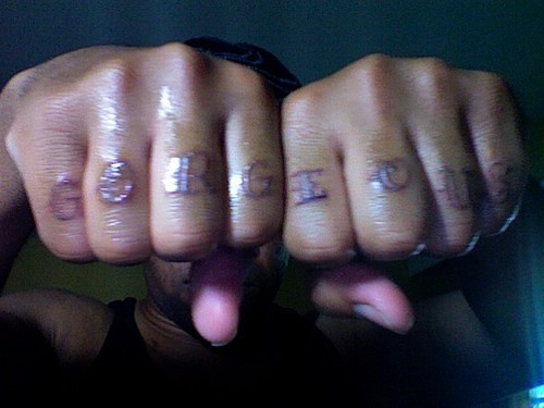 手指彩色华丽字母花体纹身图案