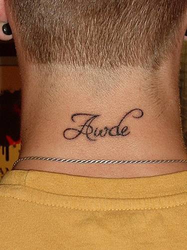 男性颈部姓名字母纹身图案