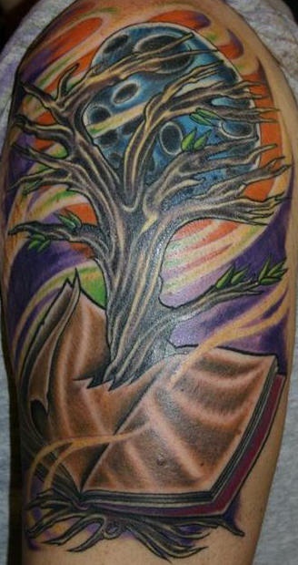 肩部全彩色枯树纹身图案