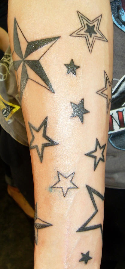 手臂黑色一群五角星纹身图案