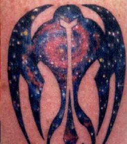 背部彩色太空人的小部落纹身图案