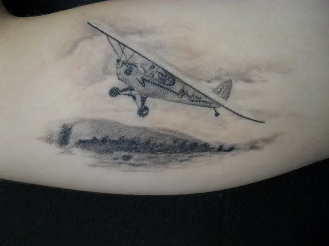 手臂黑灰色小飞机纹身图案