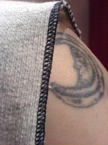 肩部黑色月亮上的月亮纹身图片
