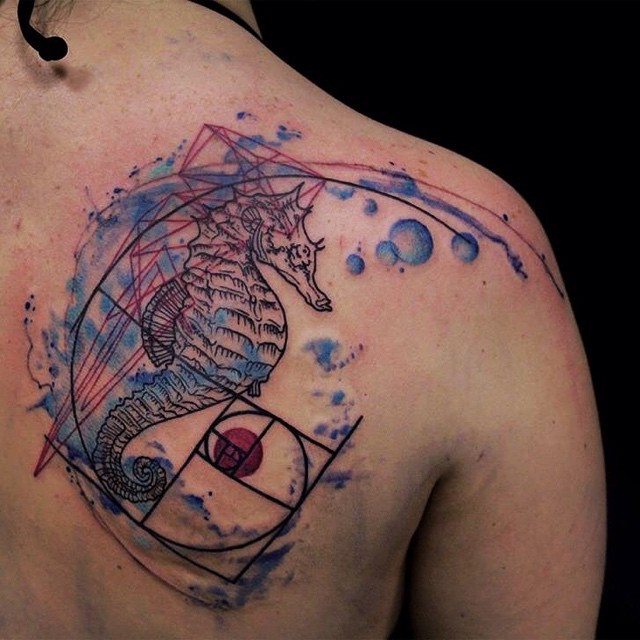 肩部素描风格的彩色海马纹身图案