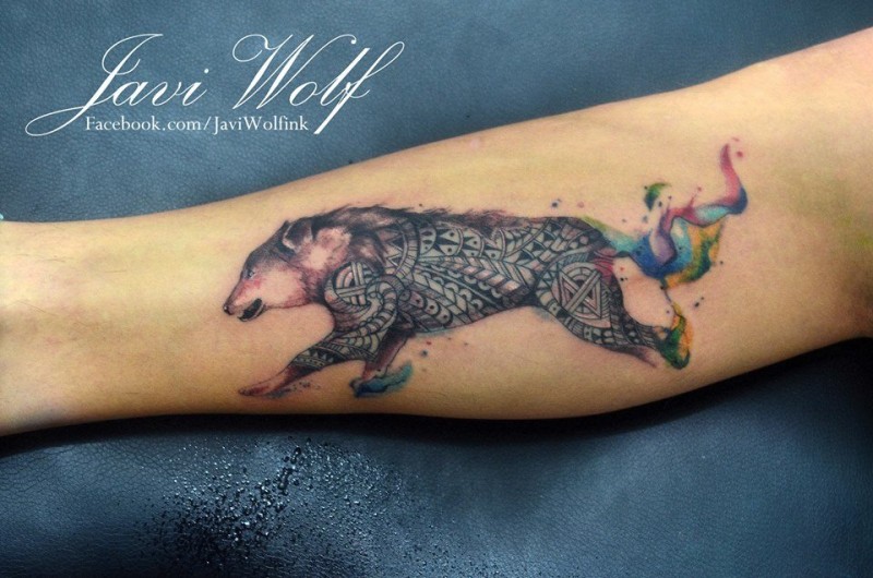 腿部彩色狼与波利尼西亚装饰风格纹身