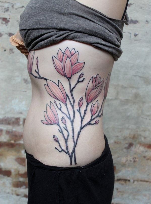 女性腰侧彩色大花纹身图案