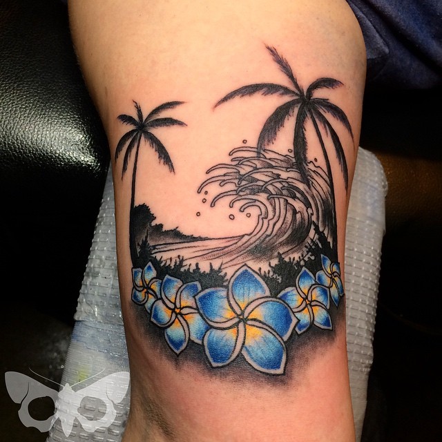 手臂彩色棕榈树和花朵纹身图片