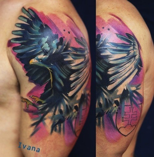 肩部彩色肩飞行的乌鸦纹身图案