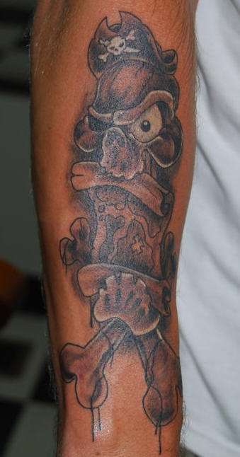 手臂黑棕色海盗骷髅纹身图案