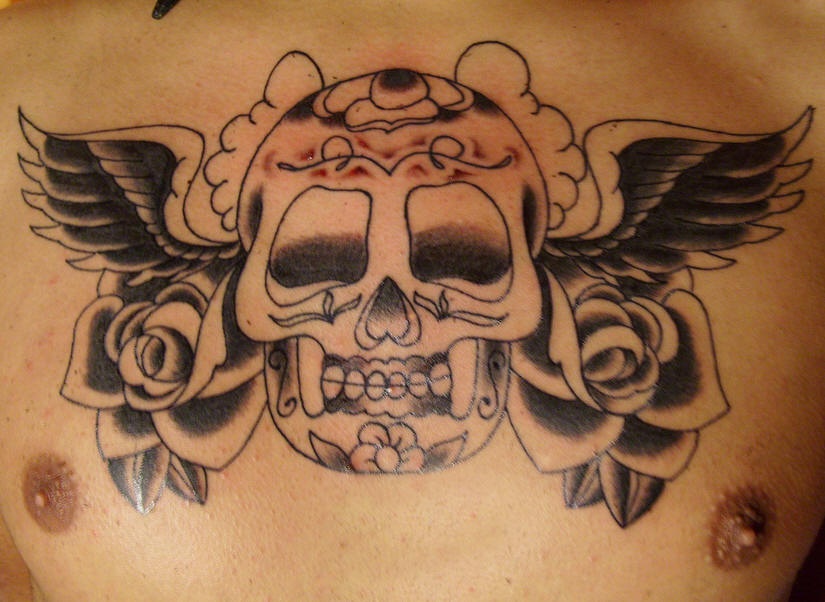 胸部黑色糖骷髅与玫瑰纹身图案