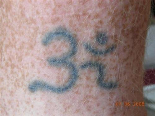 腿部简约奥姆符号自制纹身图案