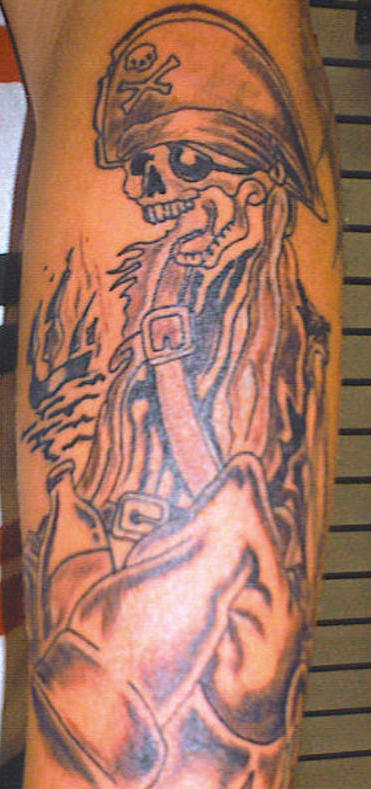 男性手臂海盗骷髅与朗姆纹身图案