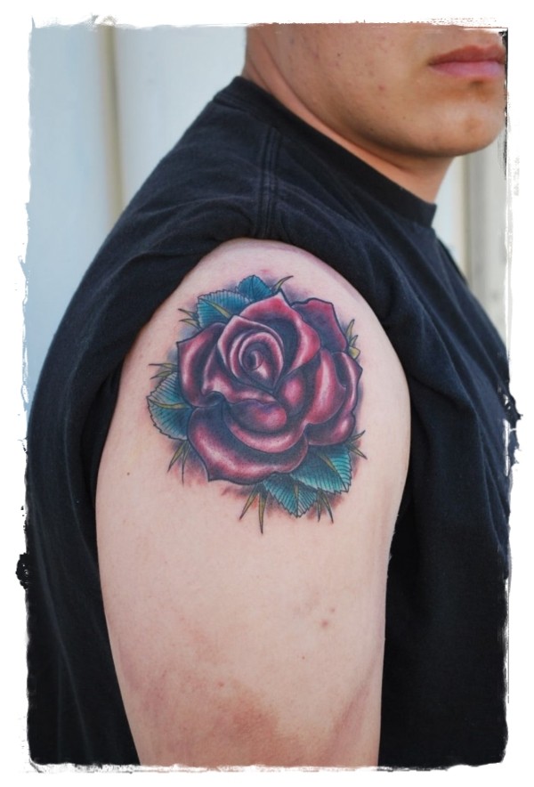 肩部彩色简单的手绘小玫瑰纹身图片