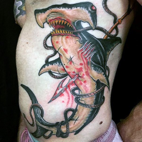 插画风格彩色血腥镖锤头鲨纹身图案