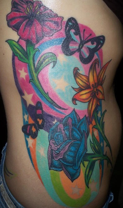 腰侧彩色杂色的花朵和蝴蝶纹身图案