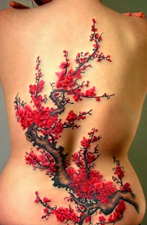 女性背部彩色大花树纹身图案