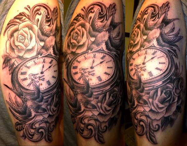 肩部棕色老时钟与玫瑰花纹身图案