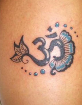 腰部彩色印度符号纹身图案