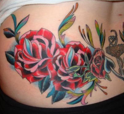 女性腰部彩色玫瑰纹身图案