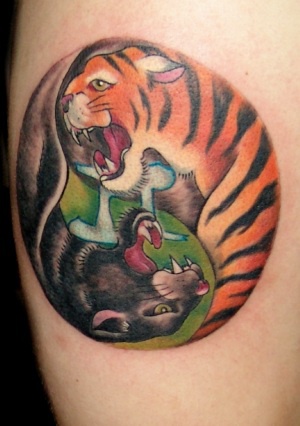 肩部彩色豹和虎阴阳纹身图片