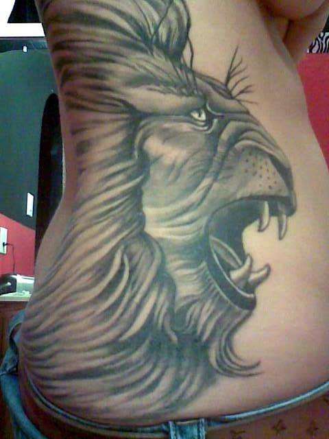 腰侧黑灰咆哮的狮子头纹身图案