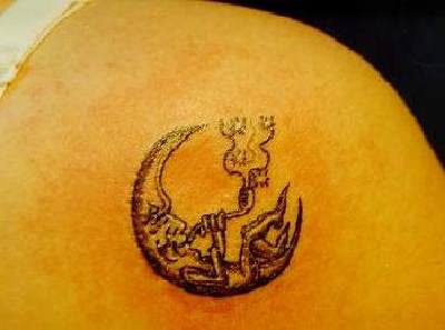 肩部棕色吸烟的月亮纹身图案